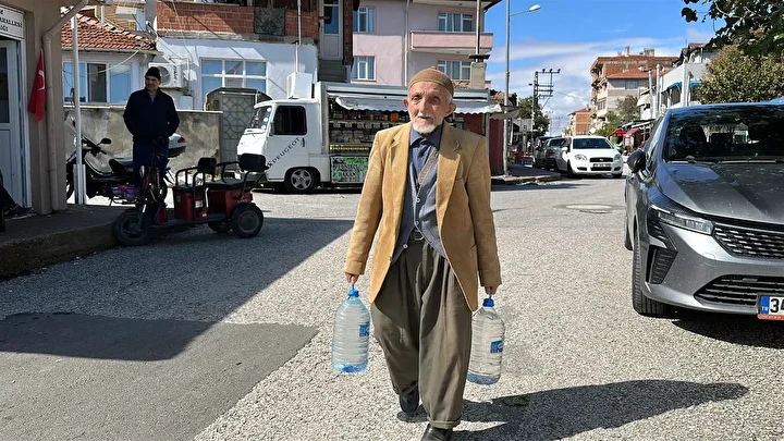 Su zahmeti bir kente daha sıçradı, bidonu kapan kuyruğa koştu: 'Bize adeta ‘yağmurlu havada size su yok’ dendi' 5 su zahmeti bir kente daha sicradi bidonu kapan kuyruga kostu bize adeta yagmurlu havada 8SJHUf9f