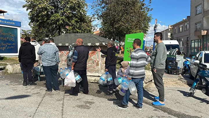 Su zahmeti bir kente daha sıçradı, bidonu kapan kuyruğa koştu: 'Bize adeta ‘yağmurlu havada size su yok’ dendi' 8 su zahmeti bir kente daha sicradi bidonu kapan kuyruga kostu bize adeta yagmurlu havada