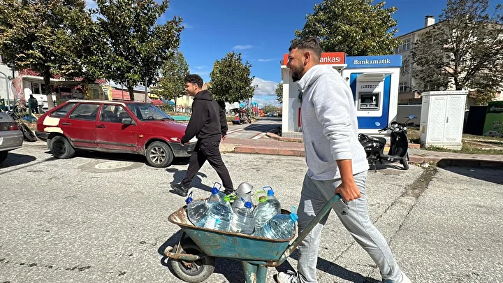Su zahmeti bir kente daha sıçradı, bidonu kapan kuyruğa koştu: 'Bize adeta ‘yağmurlu havada size su yok’ dendi' 4 su zahmeti bir kente daha sicradi bidonu kapan kuyruga kostu bize adeta yagmurlu havada UddSbUSe
