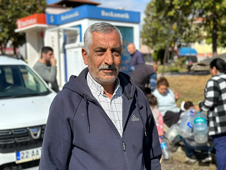 Su zahmeti bir kente daha sıçradı, bidonu kapan kuyruğa koştu: 'Bize adeta ‘yağmurlu havada size su yok’ dendi' 11 su zahmeti bir kente daha sicradi bidonu kapan kuyruga kostu bize adeta yagmurlu havada j62sceGX