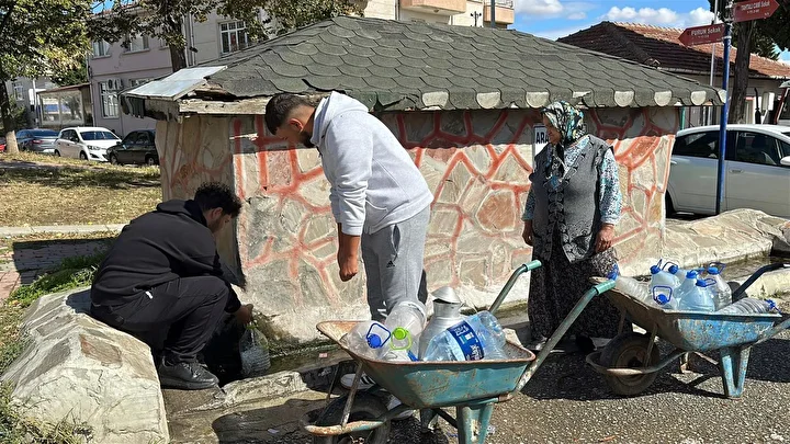 Su zahmeti bir kente daha sıçradı, bidonu kapan kuyruğa koştu: 'Bize adeta ‘yağmurlu havada size su yok’ dendi' 6 su zahmeti bir kente daha sicradi bidonu kapan kuyruga kostu bize adeta yagmurlu havada qQYBd4nO
