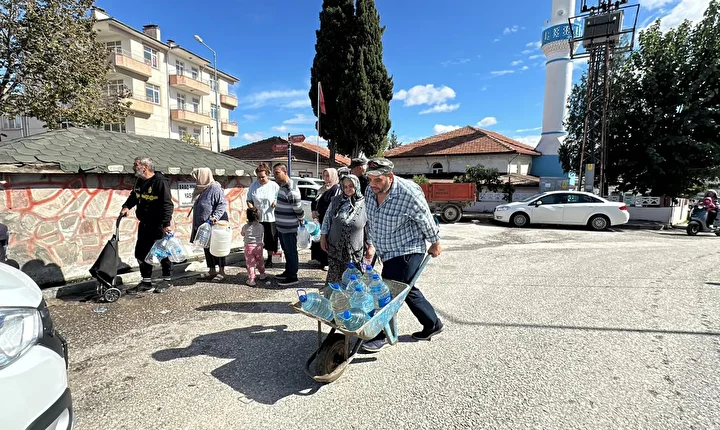 Su zahmeti bir kente daha sıçradı, bidonu kapan kuyruğa koştu: 'Bize adeta ‘yağmurlu havada size su yok’ dendi' 9 su zahmeti bir kente daha sicradi bidonu kapan kuyruga kostu bize adeta yagmurlu havada