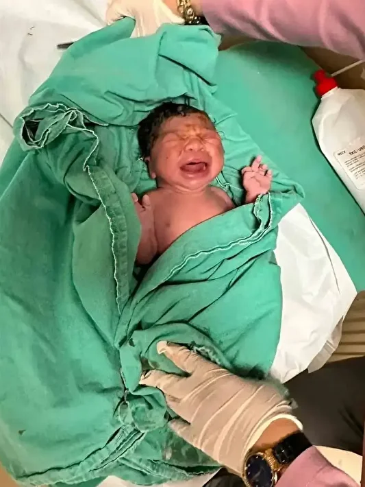takside unutulmaz an bebek aracin icinde dunyaya gozlerini acti kordon bagi kesildi 0