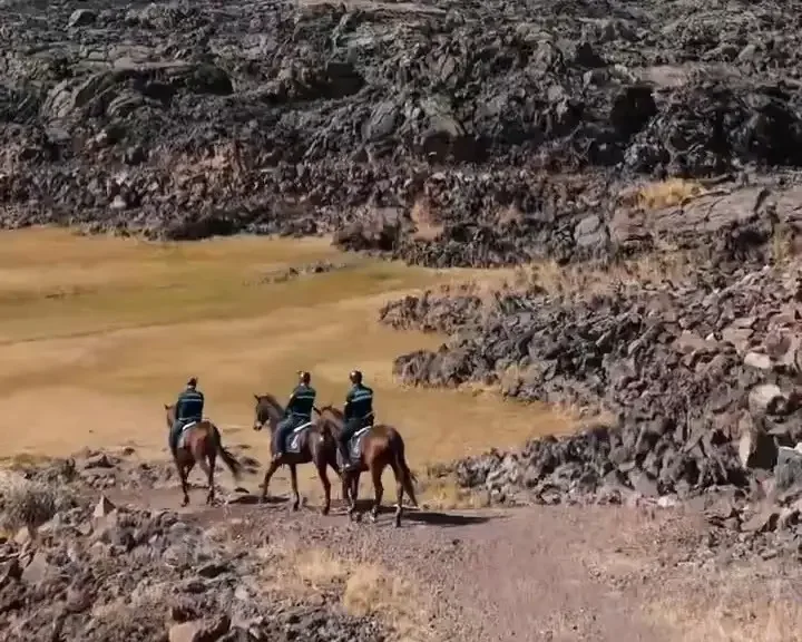 Tarihi Zeyn Kalesi’nin eteklerinde atlı jandarma devriyesi 2 tarihi zeyn kalesinin eteklerinde atli jandarma devriyesi 1 v1fMwNUt