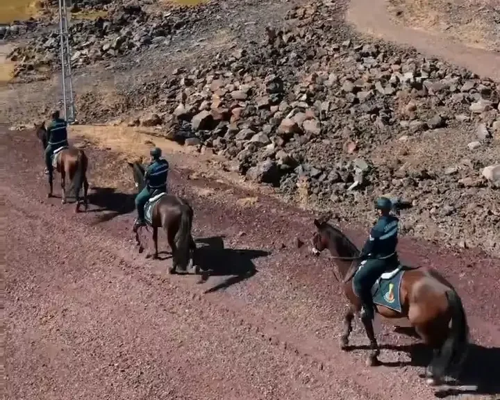 Tarihi Zeyn Kalesi’nin eteklerinde atlı jandarma devriyesi 4 tarihi zeyn kalesinin eteklerinde atli jandarma devriyesi 3 eFH5DwH2