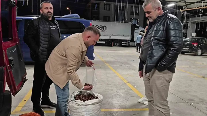 Tescilli lezzet pazara indi: Düzce’nin coğrafik işaretli 'kuzu kestanesi' tezgahlardaki yerini aldı 6 tescilli lezzet pazara indi duzcenin cografik isaretli kuzu kestanesi tezgahlardaki yerini aldi 5 zwtpgqgj