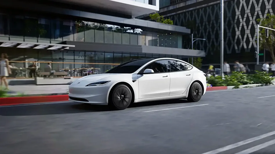 tesla en ucuz suv modelini tanitti yeni tesla model y standard ne kadar fiyat