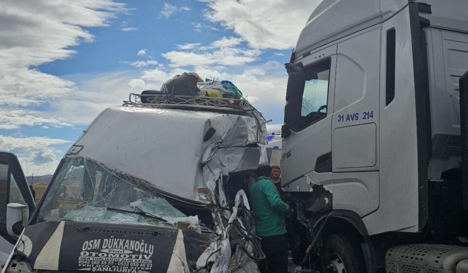 tir ile minibus carpisti 9 yarali ypVt8zvd.jpg