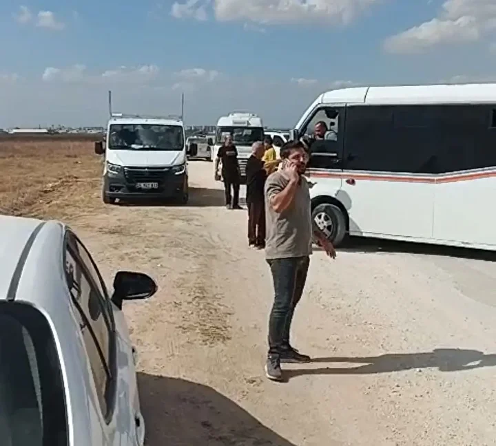 TOKİ tarafından depremzedeler için yapılan konutların yolunu CHP'li Adana Belediyesi tamamlamadı: Vatandaş yol kesip yardım istedi 1 toki tarafindan depremzedeler icin yapilan konutlarin yolunu chpli adana belediyesi tamamlamadi vatandas yol kesip bIPbs3uv