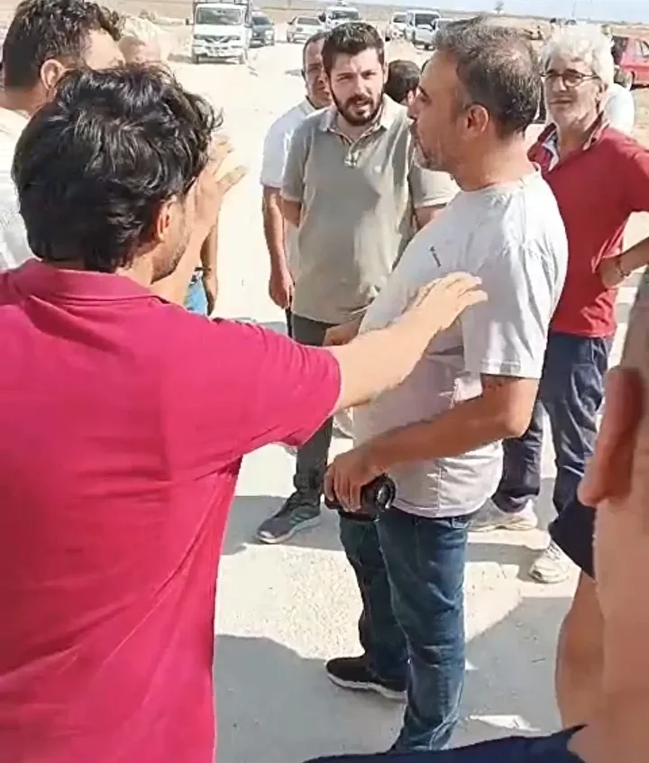 TOKİ tarafından depremzedeler için yapılan konutların yolunu CHP'li Adana Belediyesi tamamlamadı: Vatandaş yol kesip yardım istedi 2 toki tarafindan depremzedeler icin yapilan konutlarin yolunu chpli adana belediyesi tamamlamadi vatandas yol kesip mz7R4knh