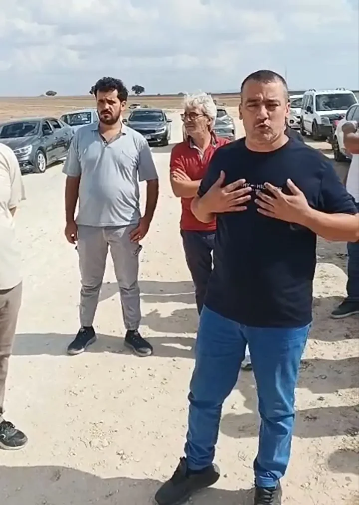 TOKİ tarafından depremzedeler için yapılan konutların yolunu CHP'li Adana Belediyesi tamamlamadı: Vatandaş yol kesip yardım istedi 4 toki tarafindan depremzedeler icin yapilan konutlarin yolunu chpli adana belediyesi tamamlamadi vatandas yol kesip tjfrHcjr