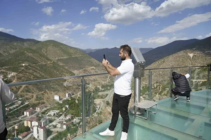 torul cam seyir terasi 240 metre yuksekligiyle nefes kesiyor gecen yil 100 bin kisiyi