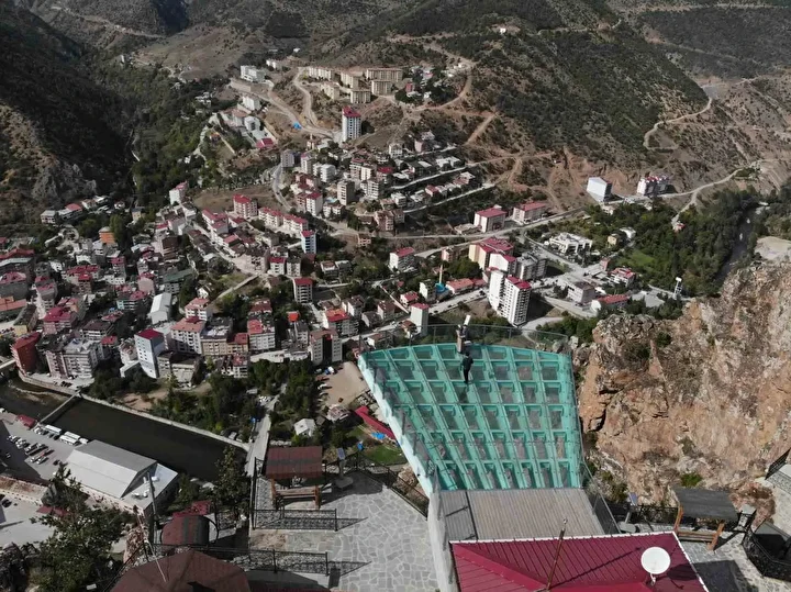 torul cam seyir terasi 240 metre yuksekligiyle nefes kesiyor gecen yil 100 bin kisiyi s5gqAIid