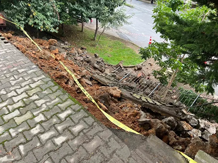 trabzonda bir sitenin istinat duvari buyuk bir gurultuyle coktu 2 9F1gijsN