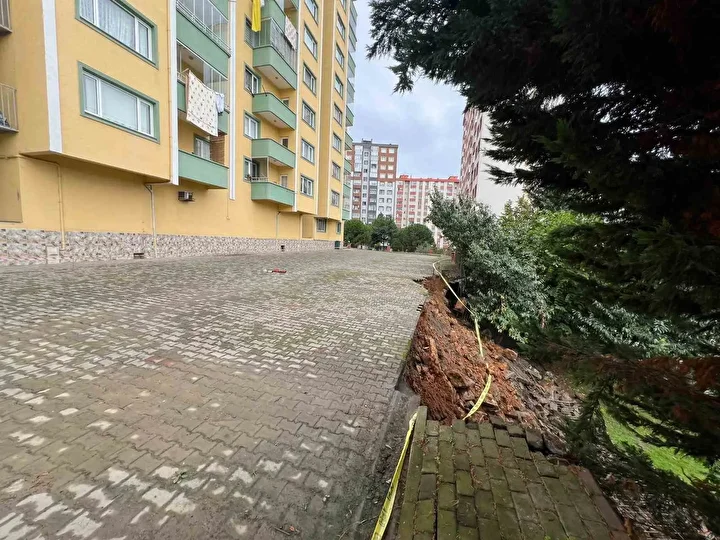 trabzonda bir sitenin istinat duvari buyuk bir gurultuyle coktu 3 WsXfXPXV
