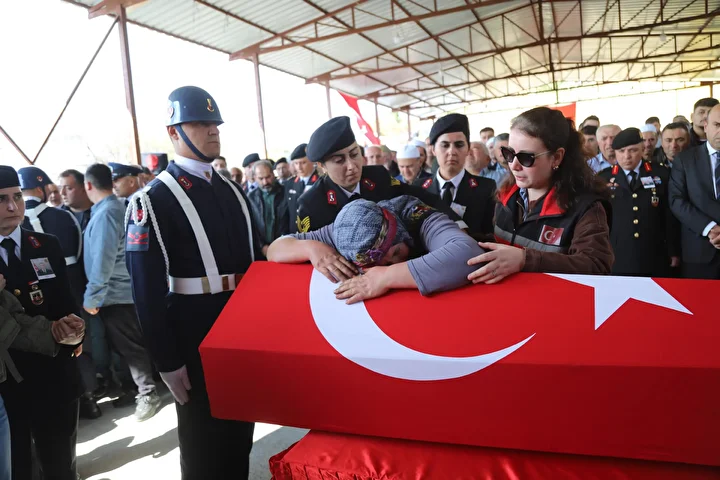 Trafik kazasında şehit olan jandarma astsubay, memleketi Manisa'da toprağa verildi 2 trafik kazasinda sehit olan jandarma astsubay memleketi manisada topraga verildi 1 65BQhrnN