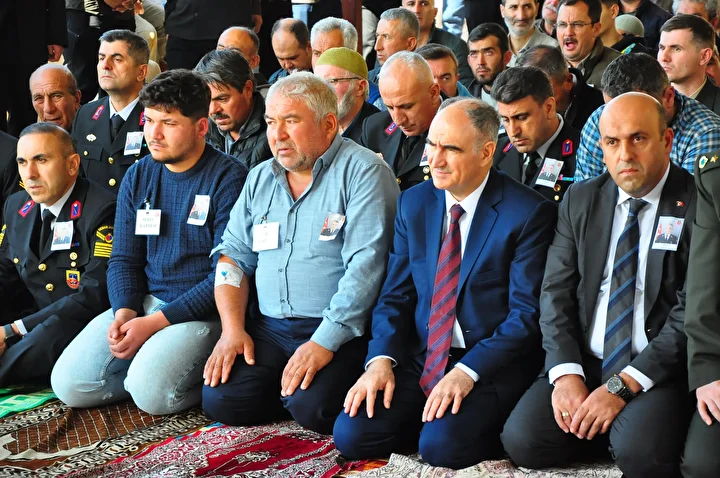 Trafik kazasında şehit olan jandarma astsubay, memleketi Manisa'da toprağa verildi 3 trafik kazasinda sehit olan jandarma astsubay memleketi manisada topraga verildi 2 cm8gchSR