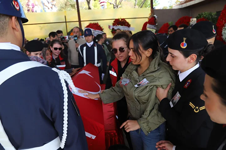 Trafik kazasında şehit olan jandarma astsubay, memleketi Manisa'da toprağa verildi 4 trafik kazasinda sehit olan jandarma astsubay memleketi manisada topraga verildi 3 CSWNXV7s