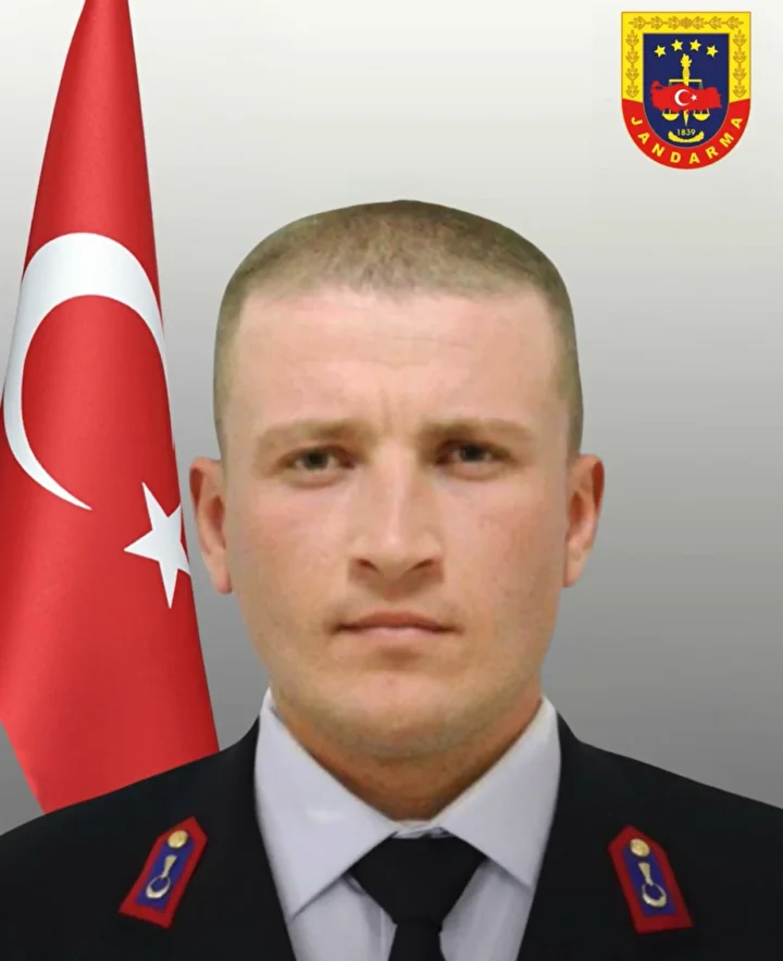 Trafik kazasında şehit olan jandarma astsubay, memleketi Manisa'da toprağa verildi 5 trafik kazasinda sehit olan jandarma astsubay memleketi manisada topraga verildi 4 Y8hbKJkM