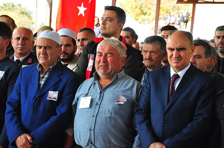 Trafik kazasında şehit olan jandarma astsubay, memleketi Manisa'da toprağa verildi 6 trafik kazasinda sehit olan jandarma astsubay memleketi manisada topraga verildi 5 Kn47A9pG