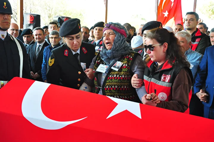 Trafik kazasında şehit olan jandarma astsubay, memleketi Manisa'da toprağa verildi 7 trafik kazasinda sehit olan jandarma astsubay memleketi manisada topraga verildi 6