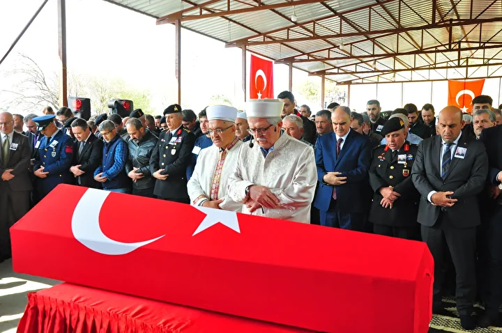 Trafik kazasında şehit olan jandarma astsubay, memleketi Manisa'da toprağa verildi 8 trafik kazasinda sehit olan jandarma astsubay memleketi manisada topraga verildi 7 RG42sSle
