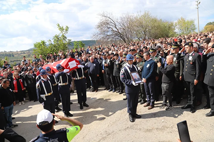 Trafik kazasında şehit olan jandarma astsubay, memleketi Manisa'da toprağa verildi 9 trafik kazasinda sehit olan jandarma astsubay memleketi manisada topraga verildi 8 TDDMsg9I