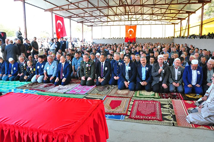 Trafik kazasında şehit olan jandarma astsubay, memleketi Manisa'da toprağa verildi 10 trafik kazasinda sehit olan jandarma astsubay memleketi manisada topraga verildi 9 iLVw61ZZ