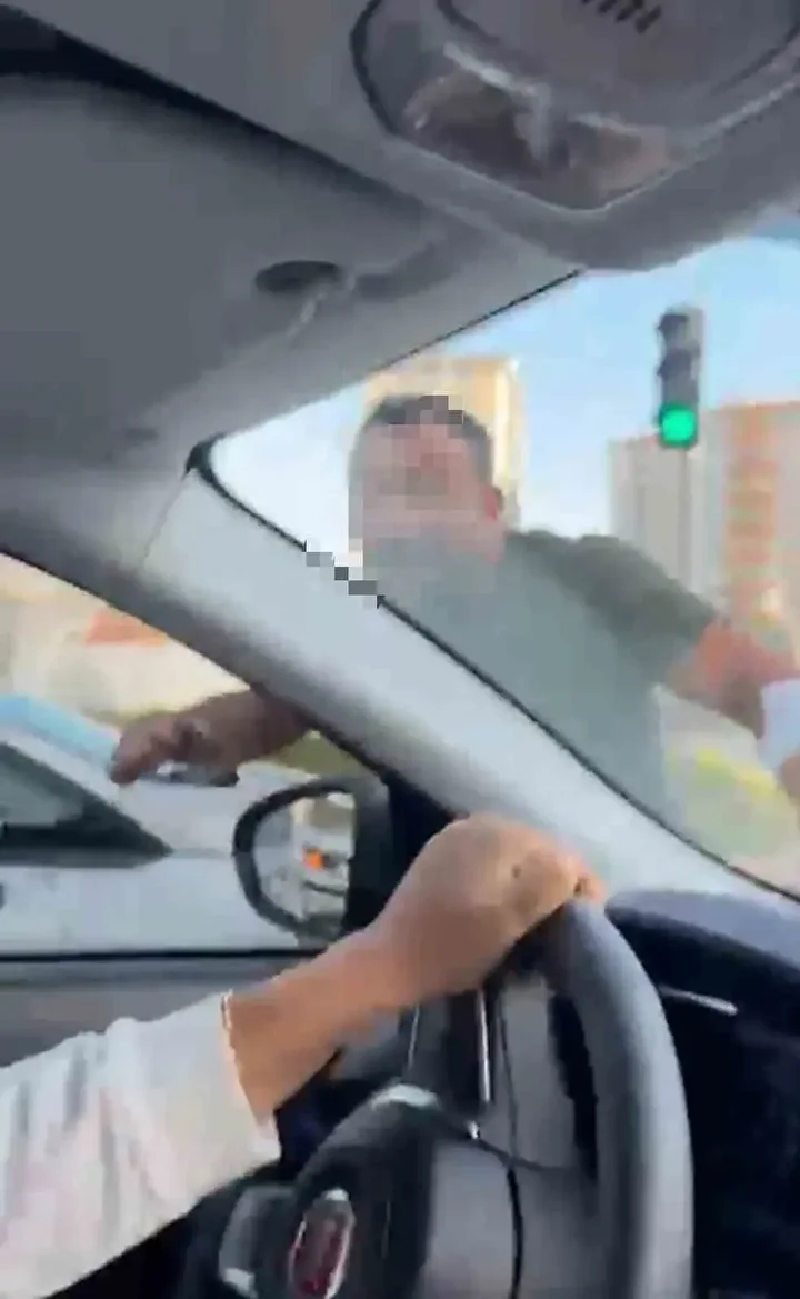 trafikte tartistigi bayanlarin arabasini yumrukladi 0 m1jVf4ki