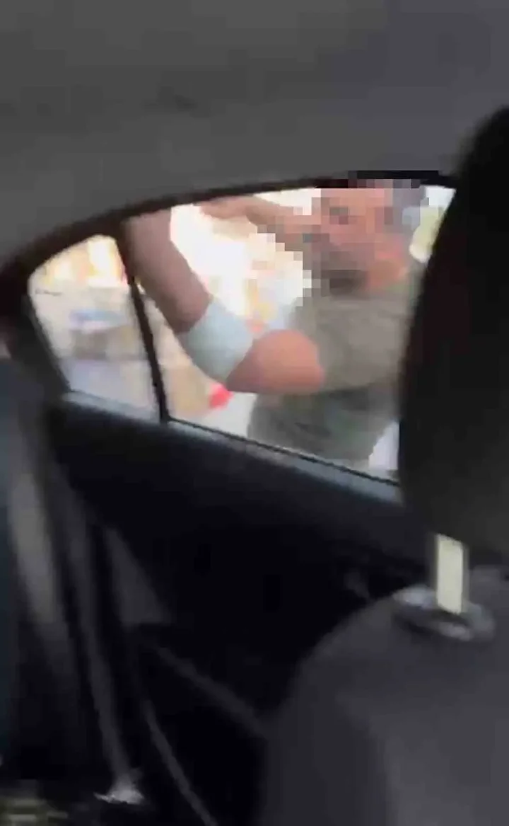 trafikte tartistigi bayanlarin arabasini yumrukladi 1 gMNWwcK3
