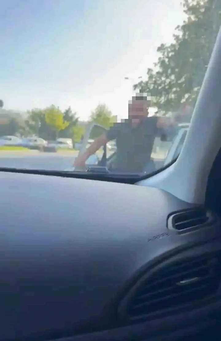 trafikte tartistigi bayanlarin arabasini yumrukladi 2 rQGaDtvR