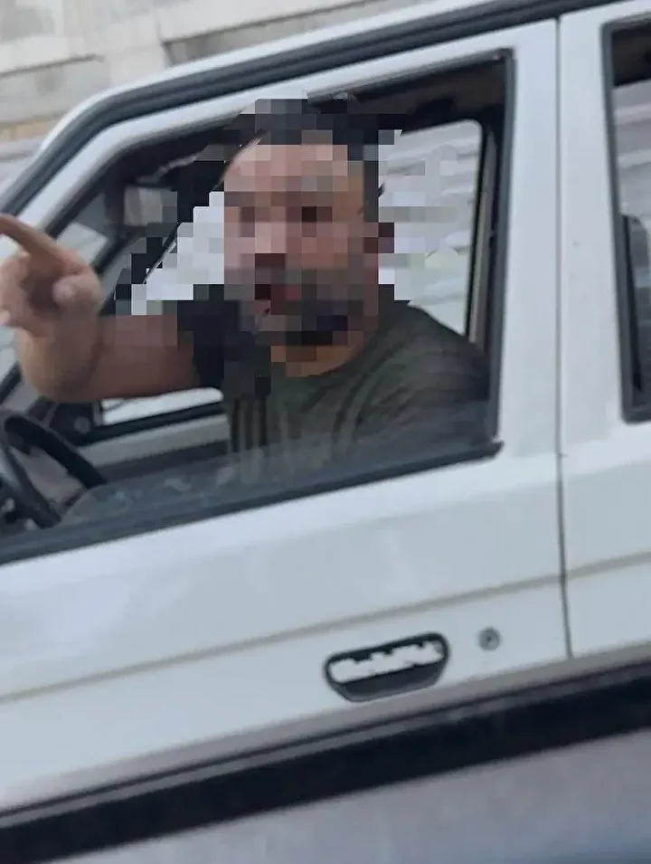trafikte tartistigi bayanlarin arabasini yumrukladi 3 gdLQiTB3