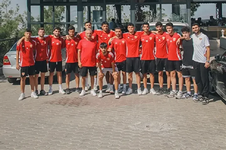turk futbolunun esasli ekibinde buyuk kriz futbolcular restoranda rehin kaldi 1