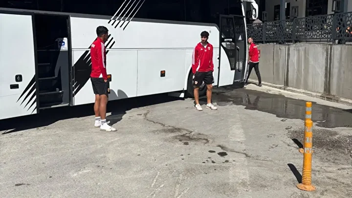 turk futbolunun esasli ekibinde buyuk kriz futbolcular restoranda rehin kaldi 3 dutYPfFV