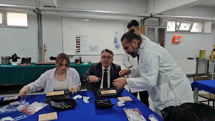 Türkiye’de bir birinci: Meslek yüksekokulunda veteriner sıhhat eğitimi simülatörlerle veriliyor 8 turkiyede bir birinci meslek yuksekokulunda veteriner sihhat egitimi simulatorlerle veriliyor 7 6PERulLP