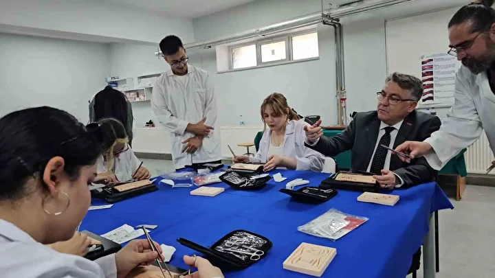 Türkiye’de bir birinci: Meslek yüksekokulunda veteriner sıhhat eğitimi simülatörlerle veriliyor 9 turkiyede bir birinci meslek yuksekokulunda veteriner sihhat egitimi simulatorlerle veriliyor 8 2Z8H65CC