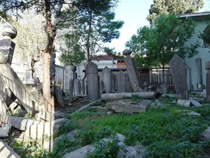 Üç Baş Nureddin Hamza Camii haziresi tekrar hayat buldu 6 uc bas nureddin hamza camii haziresi tekrar hayat buldu 5 rMgdJYMJ