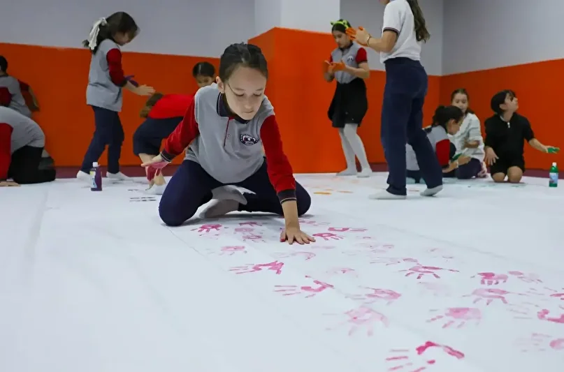 Ümraniye Belediyesi'nden duygusal aktiflik: 'Masum eller Filistin’e adalet için boyuyor' 3 umraniye belediyesinden duygusal aktiflik masum eller filistine adalet icin boyuyor 2 cOWGaF7b