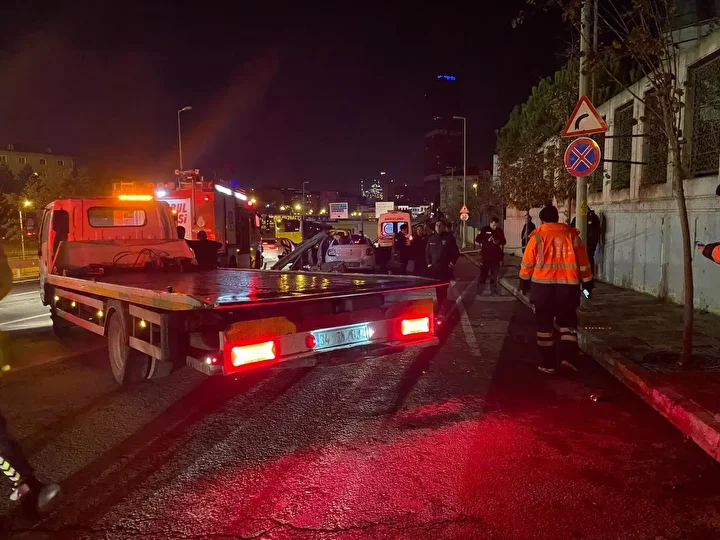 Ümraniye’de araba bariyere çarptı: Bir kişi öldü bir kişi ağır yaralandı 2 umraniyede araba bariyere carpti bir kisi oldu bir kisi agir yaralandi 1 y8yJUZOy