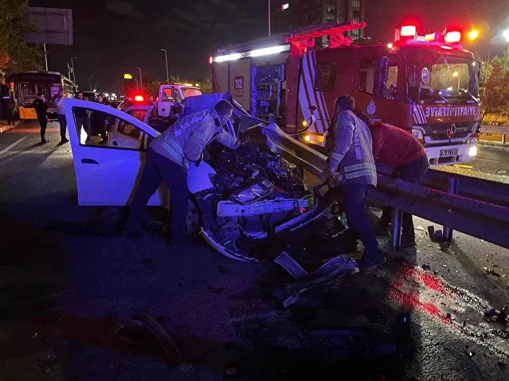 Ümraniye’de araba bariyere çarptı: Bir kişi öldü bir kişi ağır yaralandı 4 umraniyede araba bariyere carpti bir kisi oldu bir kisi agir yaralandi 3 3s3Ap3gH