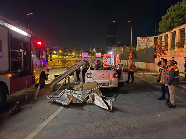 Ümraniye’de araba bariyere çarptı: Bir kişi öldü bir kişi ağır yaralandı 5 umraniyede araba bariyere carpti bir kisi oldu bir kisi agir yaralandi 4 GX46cG68
