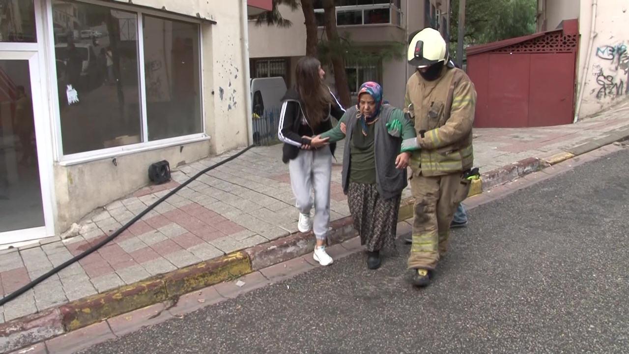 umraniyede korkutan yangin mahsur kalan yasli cift kurtarildi 1 LUFJScX8