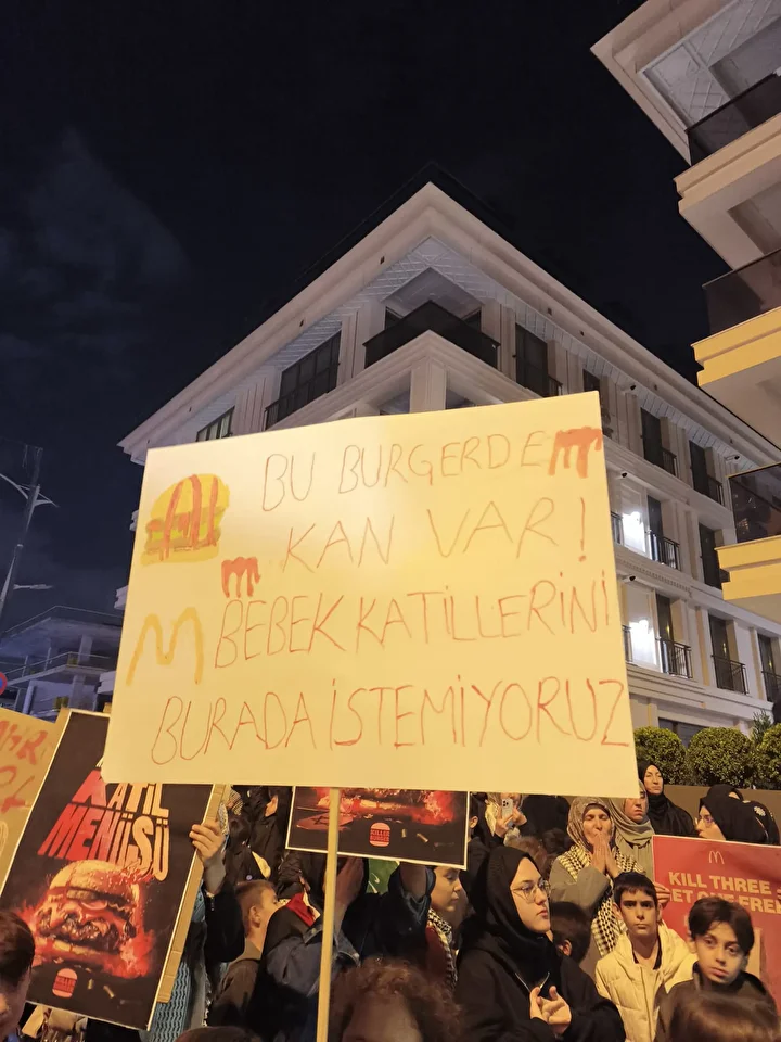 uskudarda israil boykotu mcdonalds ziddi protesto buyuyor 2 Kg8kpbCQ