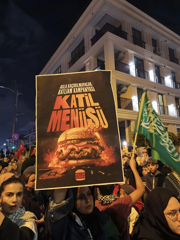 uskudarda israil boykotu mcdonalds ziddi protesto buyuyor 4 YYSCHIwH