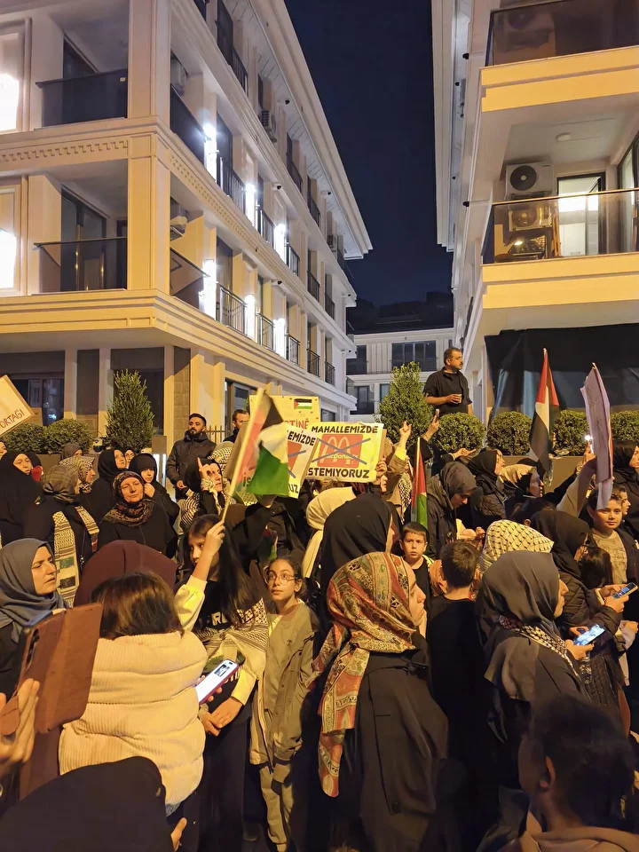 uskudarda israil boykotu mcdonalds ziddi protesto buyuyor 6