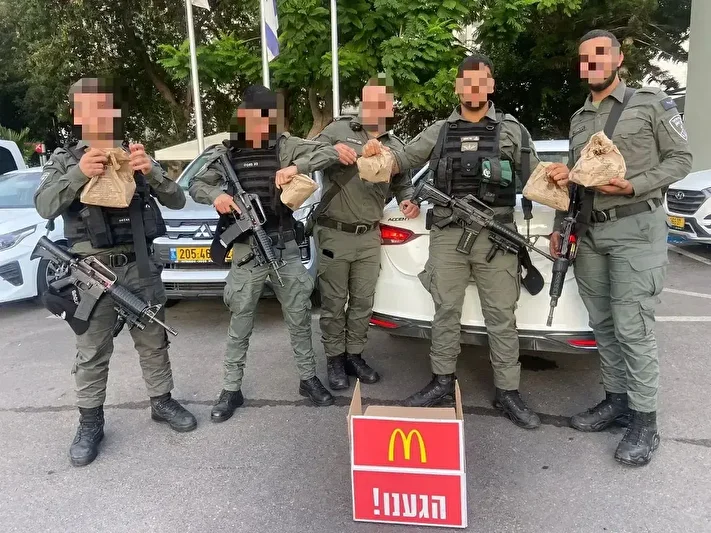 Üsküdar’da McDonald’s şubesi açılmasını istemeyen mahalleliden protesto: 'Katil İsrail’e bir mermi de Üsküdar'dan gitsin istemiyoruz' 1 uskudarda mcdonalds subesi acilmasini istemeyen mahalleliden protesto katil israile bir mermi de uskudardan gitsin p3a5Ljh5