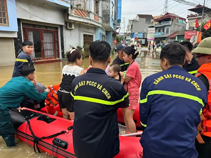 vietnamda siddetli yagmurlarin akabinde kurtarma calismalari devam ediyor 1