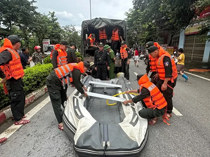 vietnamda siddetli yagmurlarin akabinde kurtarma calismalari devam ediyor 4 AXLETcCr