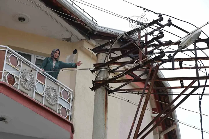 Yağmurlu havada konutu şimşek değil, elektrik direğinden çıkan kıvılcımlar aydınlatıyor: Sıhhatimden tasa ediyorum 3 yagmurlu havada konutu simsek degil elektrik direginden cikan kivilcimlar aydinlatiyor sihhatimden tasa ediyorum 2 wOgcjnQg