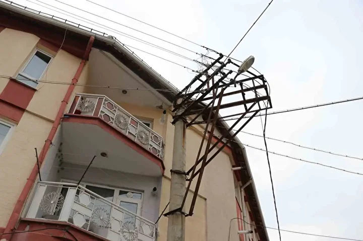 Yağmurlu havada konutu şimşek değil, elektrik direğinden çıkan kıvılcımlar aydınlatıyor: Sıhhatimden tasa ediyorum 4 yagmurlu havada konutu simsek degil elektrik direginden cikan kivilcimlar aydinlatiyor sihhatimden tasa ediyorum 3 mN3s4CQe